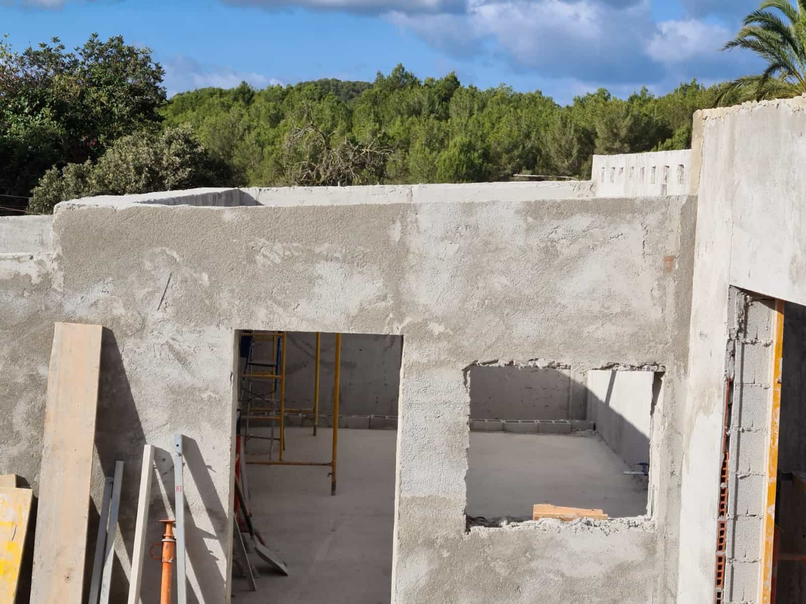 Construcción de muros exteriores con enfoscado de cemento y huecos para ventanas en Ibiza