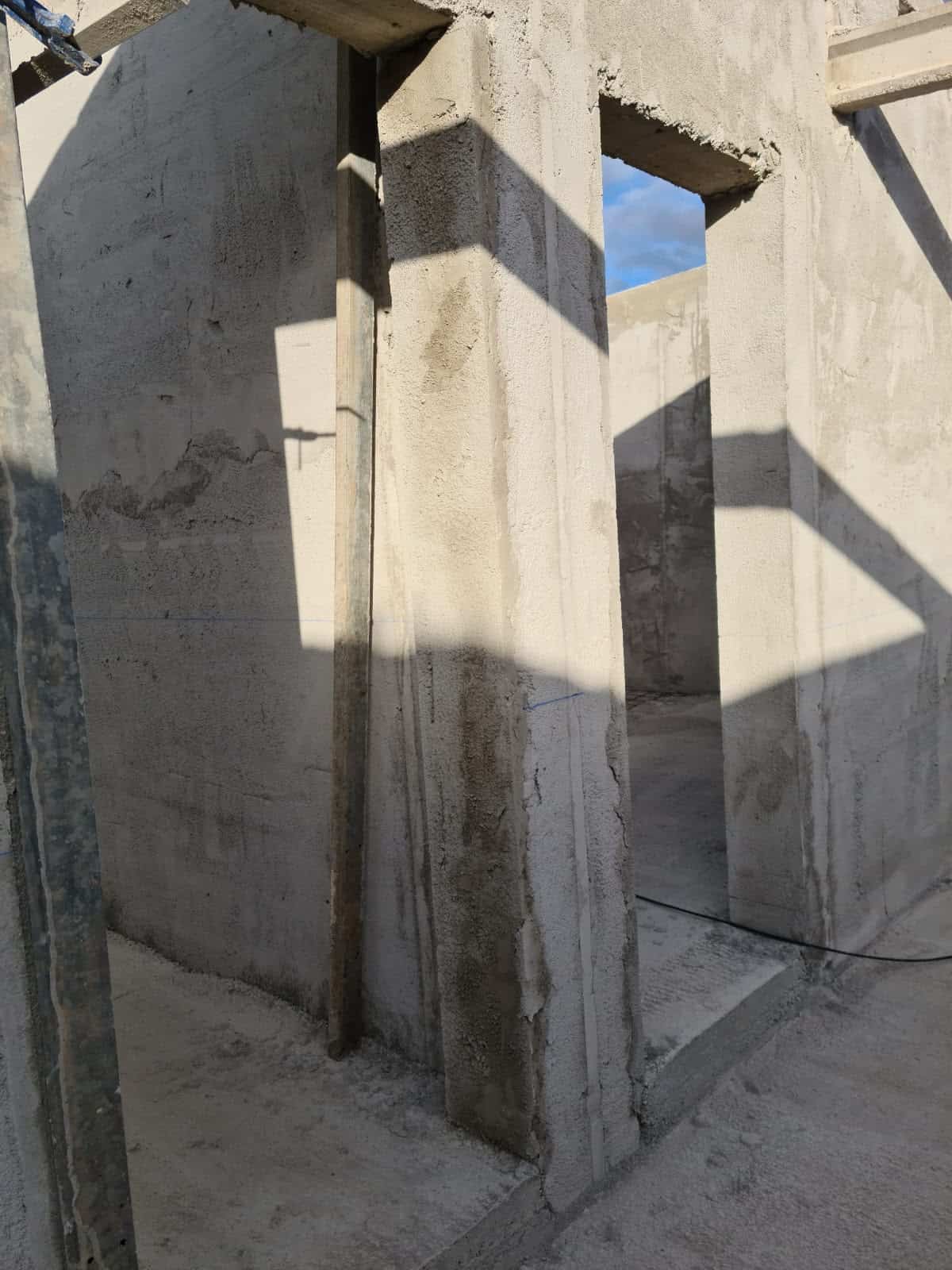 Construcción de muros de hormigón en bruto con huecos para puertas en una obra en Ibiza