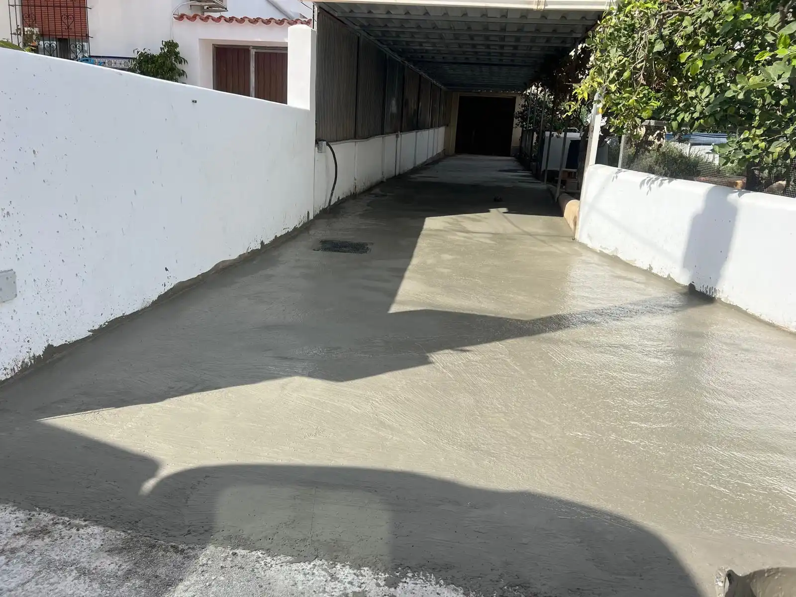 Construcción de pavimento de hormigón fresco en el acceso exterior de una vivienda en Ibiza